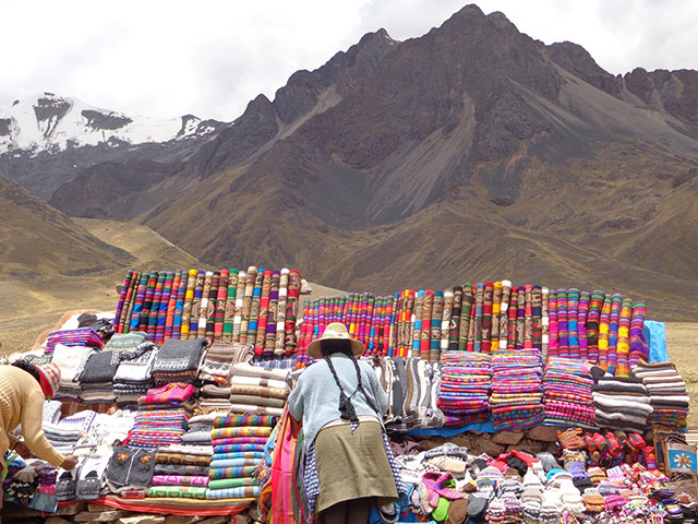 Your Pictures - Culture: Peruvian woman with fabrics in front of Andes mountain range