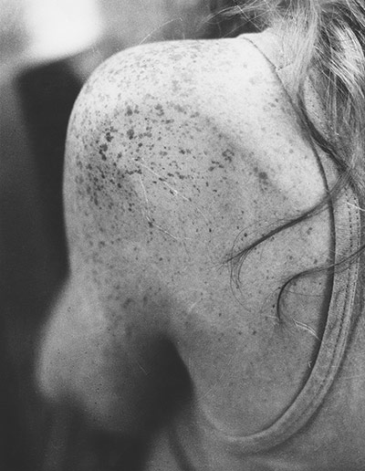 DEUTSCHE BÖRSE PRIZE: Jochen Lempert. Untitled (girl in telephone booth), 1993/2011.