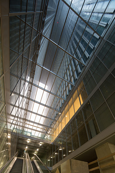 De Rotterdam Building: Atrium and escalators inside De Rotterdam