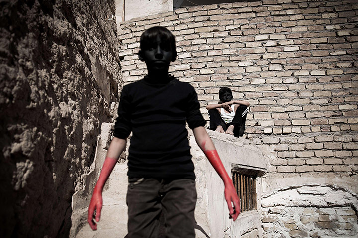 20 Photos: Iranian Muslim Shi'ite boys impersonate the role of genies