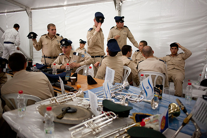 Weekend in pictures: Tel Aviv, Israel: Israeli soldiers wait for the arrival of Francois Hollande
