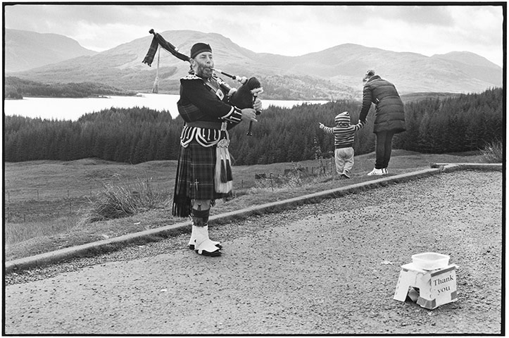 Elliott Erwitt: Piper and toddler/parent