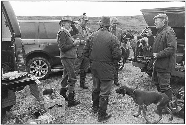 Elliott Erwitt: Shooting group with dogs