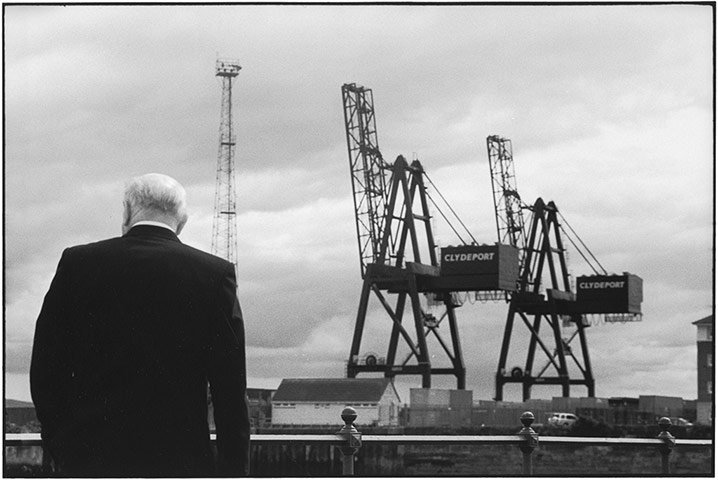 Elliott Erwitt: Man looking at Clyde Crane