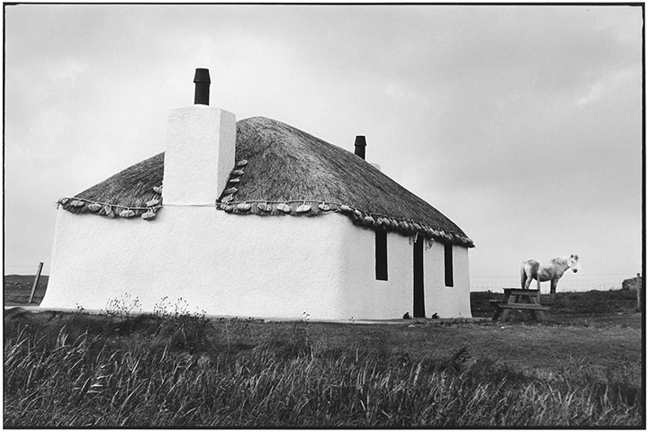 Elliott Erwitt: Thatch roof cottage