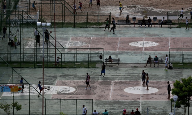 Pessoas jogando futebol e basquete em Manaus, Brasil.
