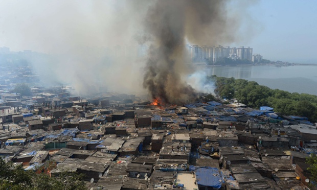 Moradores estão em telhados do índio Ambedkar Nagar favela como um incêndio, Mumbai.