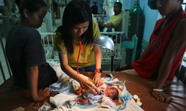 Atenção médica é dada a um novo Filipino bebê recém nascido, no superlotado Visayas Oriental Medical Centre, Tacloban.