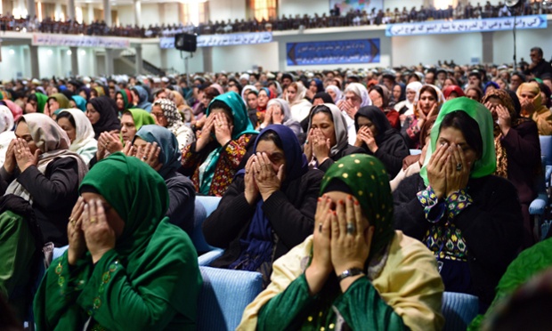 Orações durante o primeiro dia de uma longa reunião da Loya Jirga de quatro dias em Cabul.