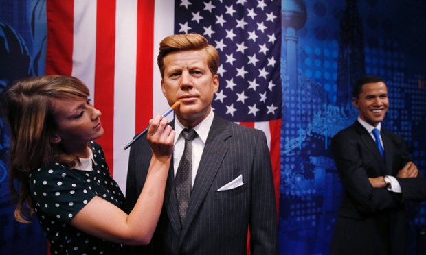 A figura de cera do presidente John F. Kennedy ganha um toque ao lado de uma figura do presidente Barack Obama no Madame Tussauds, em Londres.