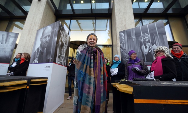 Dame Vivienne Westwood na inauguração de uma exposição Greenpeace intitulado "Trinta e atos de coragem" que caracterizam retratos gigantes dos ativistas detidos na Rússia fora do edifício Shell no Southbank, em Londres.