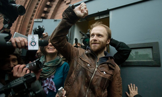 Russian fotógrafo freelance Denis Sinyakov, fora dos portões da prisão Kresty, depois que ele foi lançado em São Petersburgo.