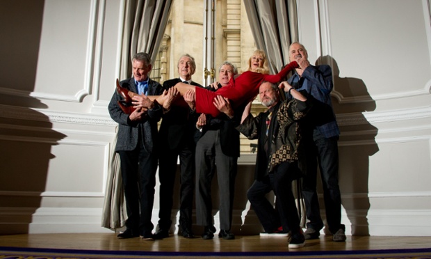 Flying Circus: Michael Palin, Eric Idle, Terry Jones, Terry Gilliam e John Cleese segurar Carol Cleveland.  Os membros sobreviventes do Monty Python, cult de comédia trupe da Grã-Bretanha, anunciaram que vão subir ao palco novamente no próximo ano.