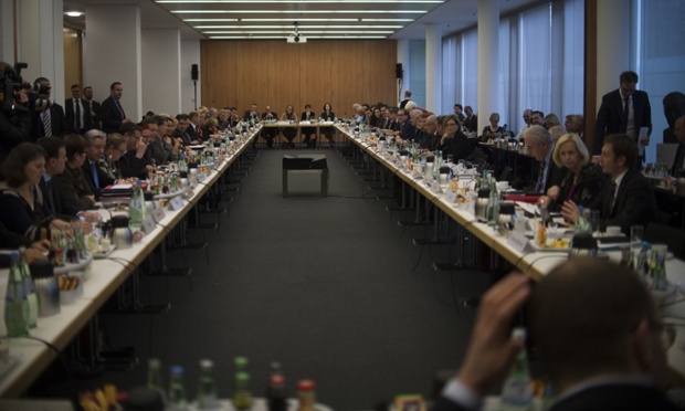 Se encontram no meio: Os membros da conservadora CDU / CSU sindicato eo partido democrático SPD social, participar de negociações da coalizão em Berlim.