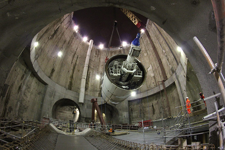 Crossrail: Elizabeth lowered into main shaft 