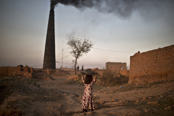 20 Photos: A girl carries coal on her head on the outskirts of Islamabad, Pakistan