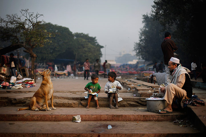 20 Photos: Children eat breakfast in the early morning in New Delhi, India