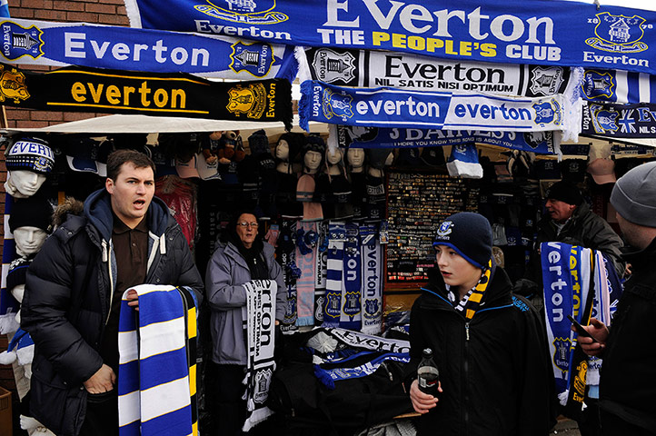everton v liverpool: Everton scarfs