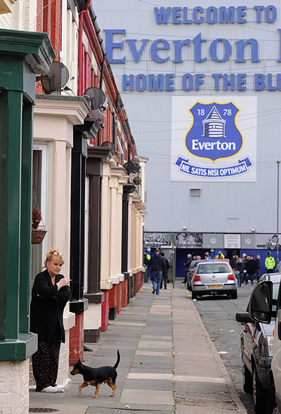 everton v liverpool: Woman smoking in her jim jams