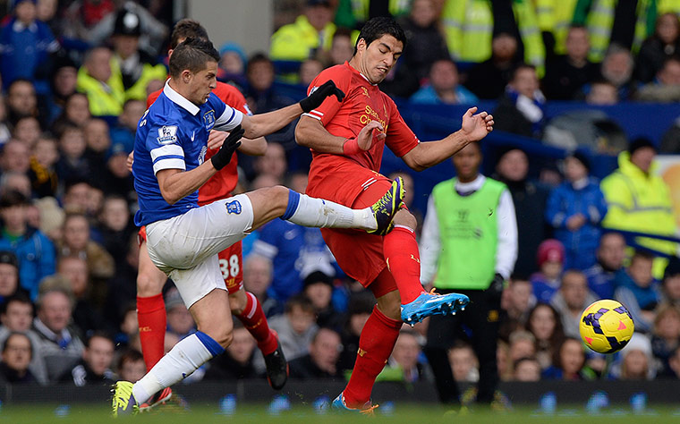 Merseyside derby: Suarez gets fouled 