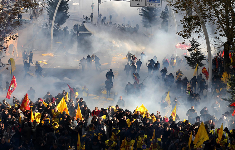 Weekend in pictures : Ankara, Turkey: Police fire tear gas and water cannon during a demonstratio