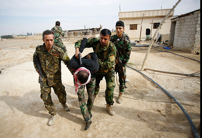 Weekend in pictures : Hatita, Syria: Iraqi and Lebanese Shia fighters from the Hussein Brigade ar