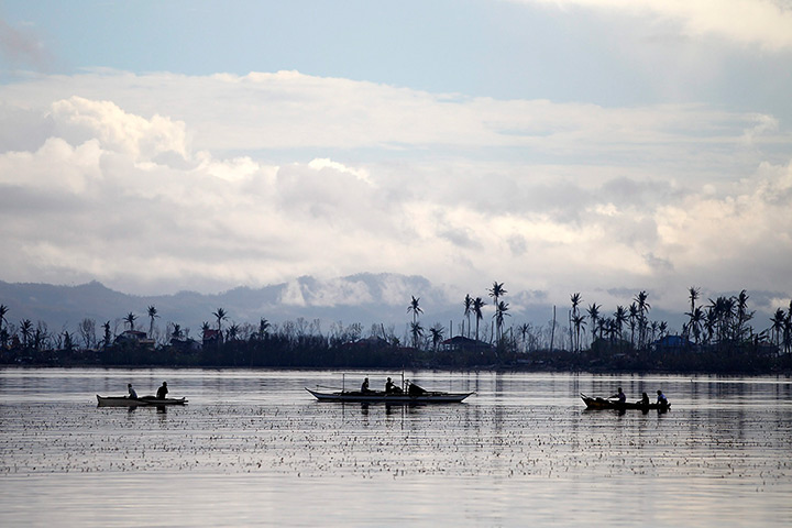 Weekend in pictures : Tacloban, Philippines: Filipinos sail off the coast to catch fish