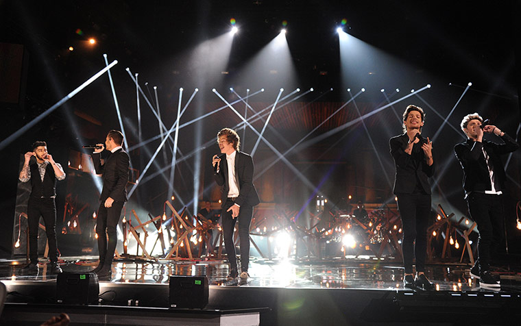 AMA Awards: The UK's One Direction winners of Favorite Pop-Rock Band perform
