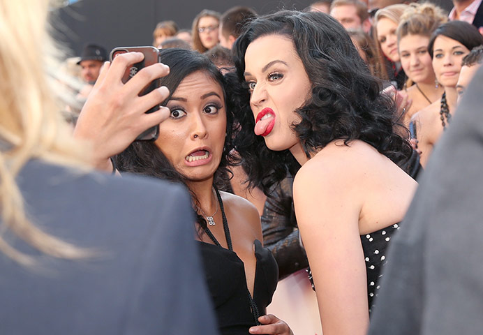 AMA Awards: Katy Perry sticks tongue out