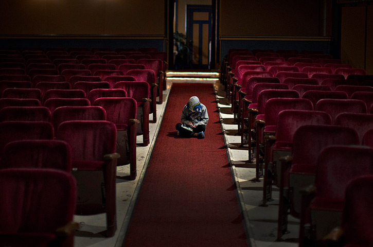 Patricia Theatre: A boy plays a game while his mother rehearses for a vaudeville show