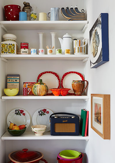Homes - bold : Cupboard with vintage ceramics and radio