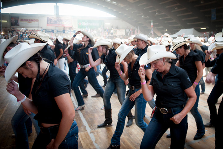 Big Picture - Spaghetti: woman dancing in cowboy hats