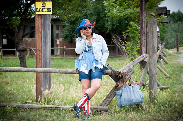 Big Picture - Spaghetti: Woman dressed in American style clothes