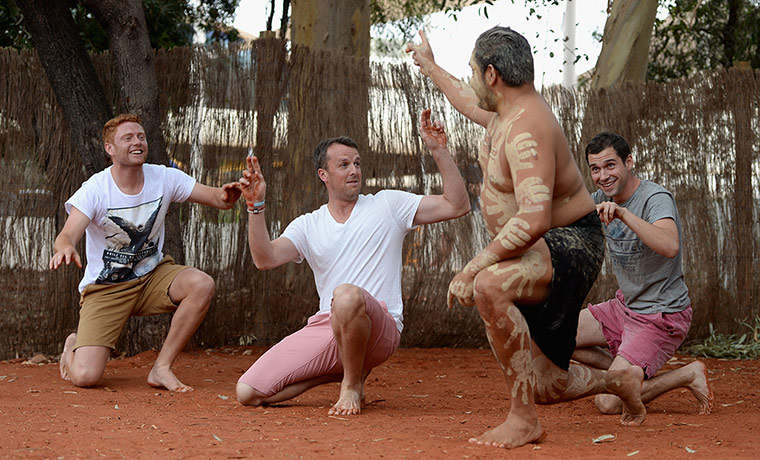 Cricketers at Uluru: England Cricket Team Visit Uluru