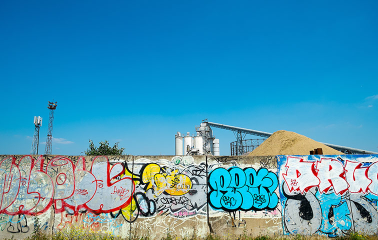 Your Pics - Decorate: graffiti wall