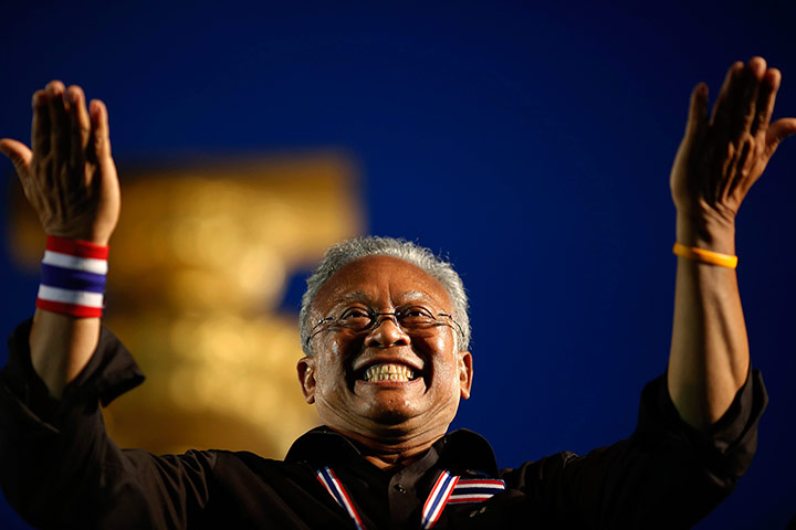 Thailand protests: Suthep Thaugsuban acknowledges the crowd