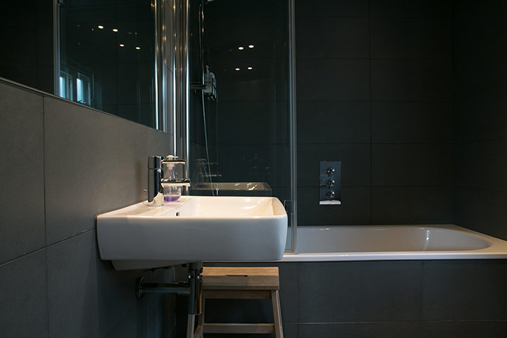 Homes - Homes for Heroes: bathroom with dark walls