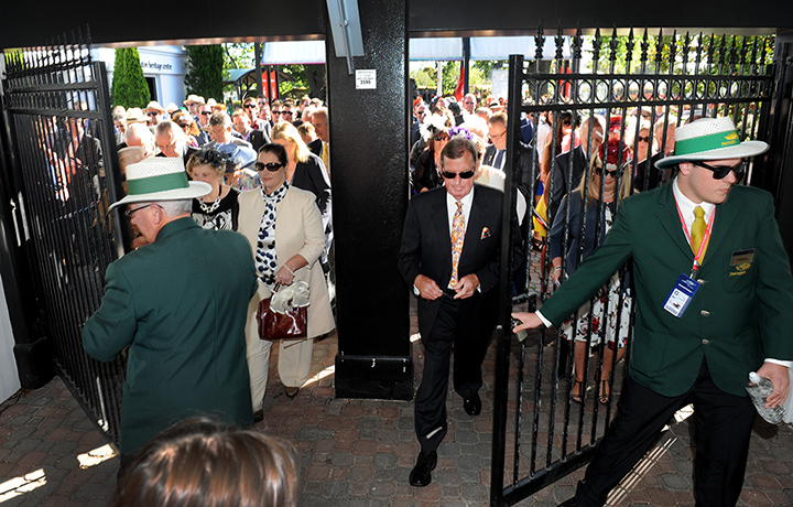 Melbourne Cup: Racing punters rush in