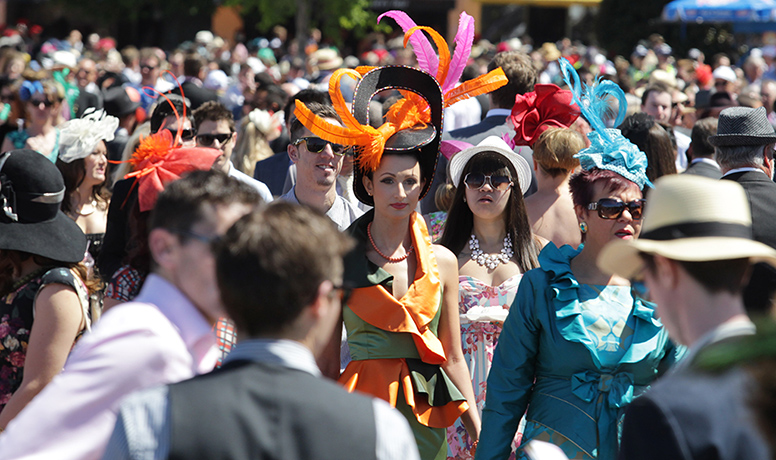 Melbourne Cup: Crowds build up 