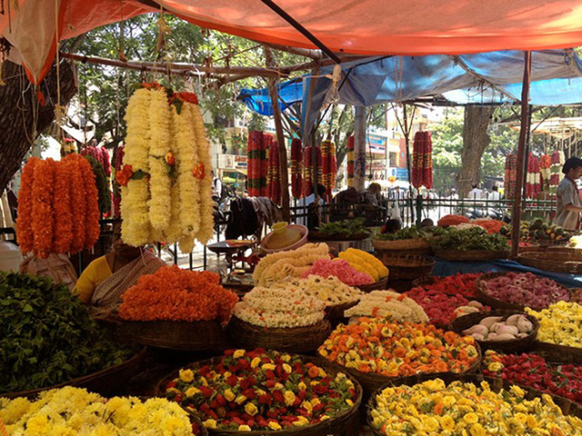 GW-Diwali: Stall with colourful garlands