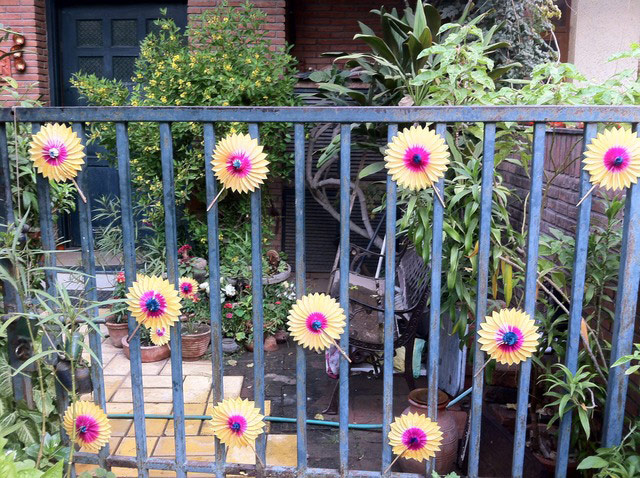 GW-Diwali: Gate decorated with paper flowers
