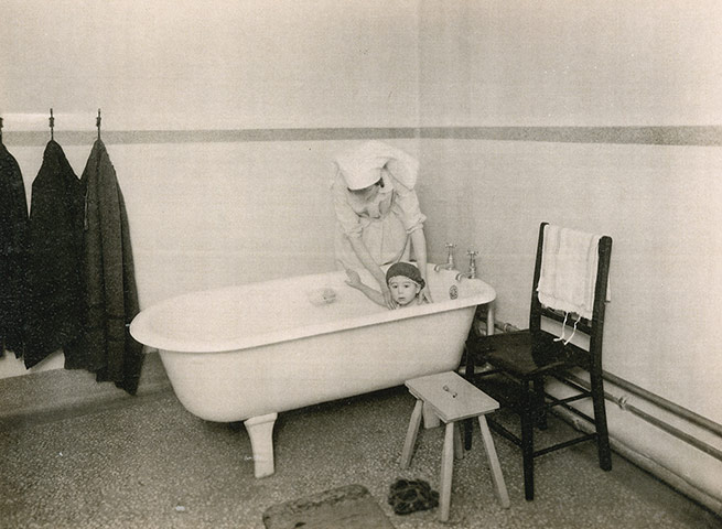 Konstam Clinic 2: modern bathroom