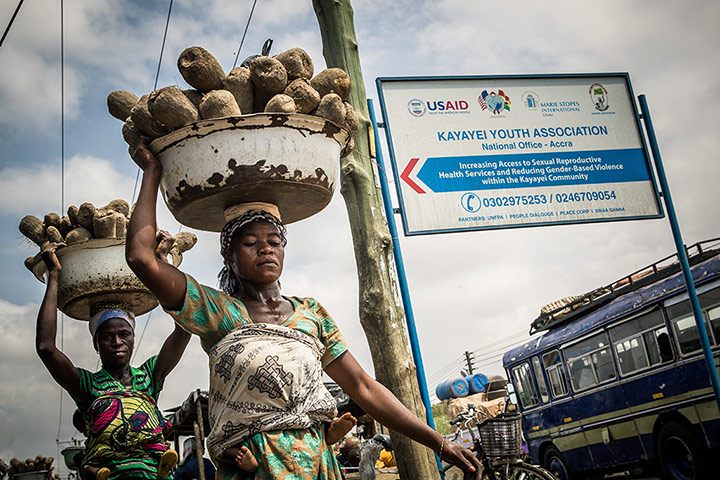 International Journalism: Two Ghanaian women walk through the streets with tubs of yams on their heads