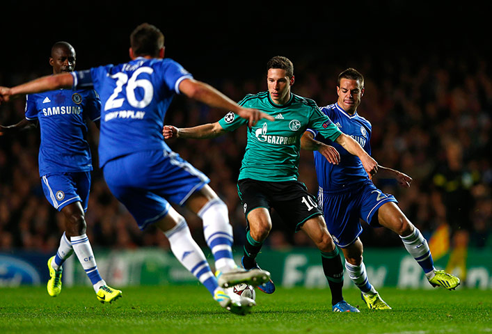 Chelsea v Schalke: FC Schalke 04's Draxler is surrounded by Chelsea players