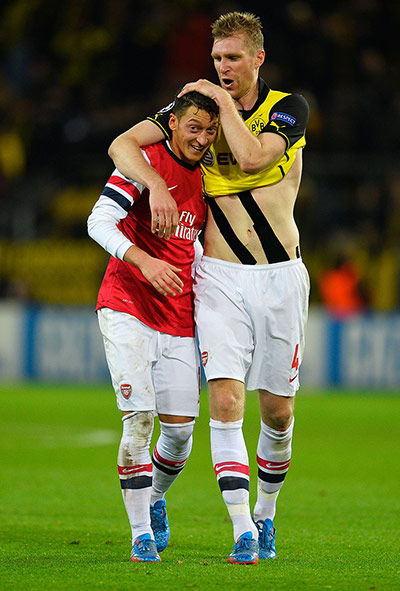 arsenal champions league: Per Mertesacker and Mesut Ozil celebrate victory
