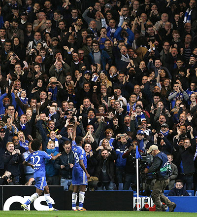 chelsea champions league: Chelsea's Samuel Eto'o soaks up the applause 