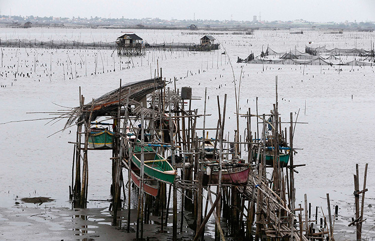 Typhoon: Fishermen secure their boats in anticipation of the arrival of Typhoon Haiy