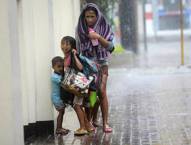 20 Photos: A mother takes refuge with her children as Typhoon Haiyan hits Cebu city