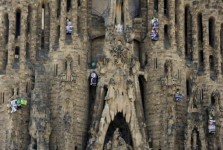 20 Photos: Climbers from Greenpeace hang banners on the Sagrada Familia in Barcelona