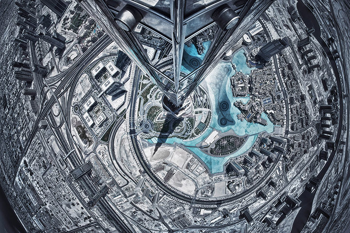 20 Photos: The photographer spent 2 hours climbing the Burj Khalifa for this picture
